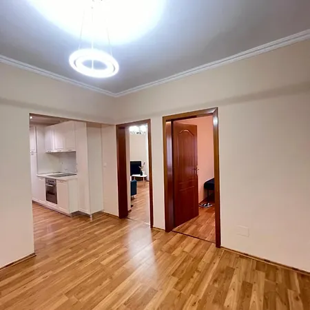 Skanderbeg Square 02 דירה